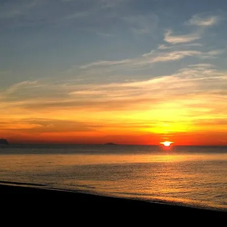 Pleasure 2 Bedrooms Near The Sea Apartment