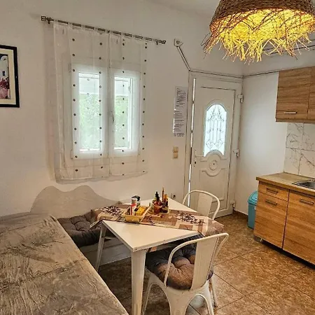 Pleasure 2 Bedrooms Near The Sea Apartment *